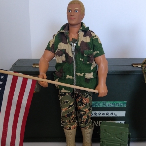 1964 Hasbro G.I. Joe Military Doll & 1992 G.I. Joe Includes Loaded Foot Locker - Picture 2 of 15